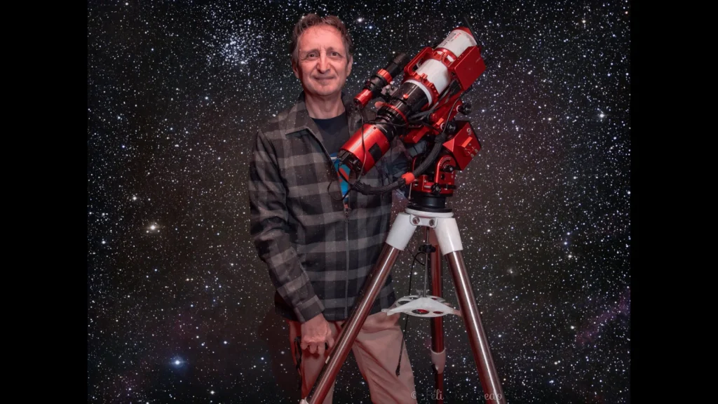 photo qui represente un homme avec un téléscope entre ses mains pour faire de l'astrophoto